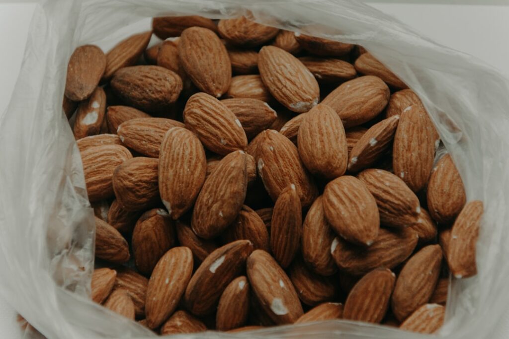 Egy zacskóban lévő mandulák, amelyek tápláló és egészséges snackek.