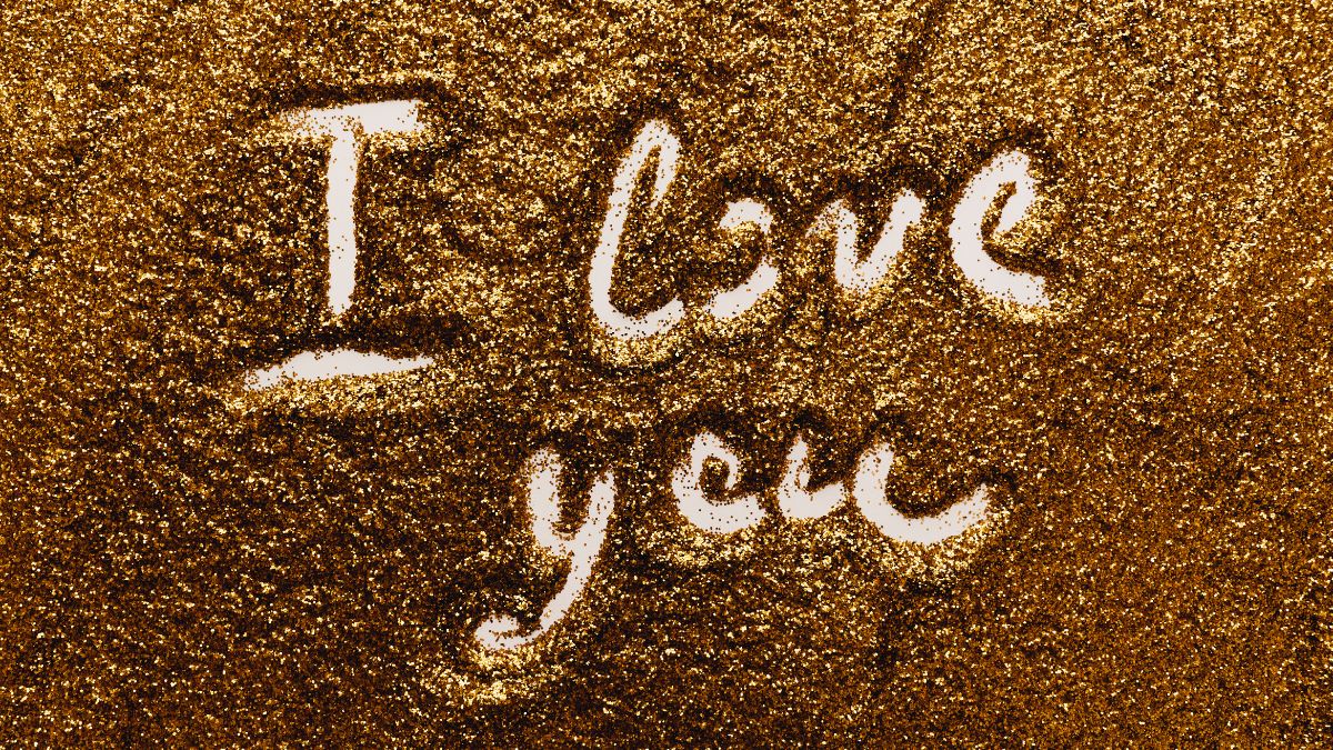 Aranyszínű csillámok között írt 'I love you' felirat